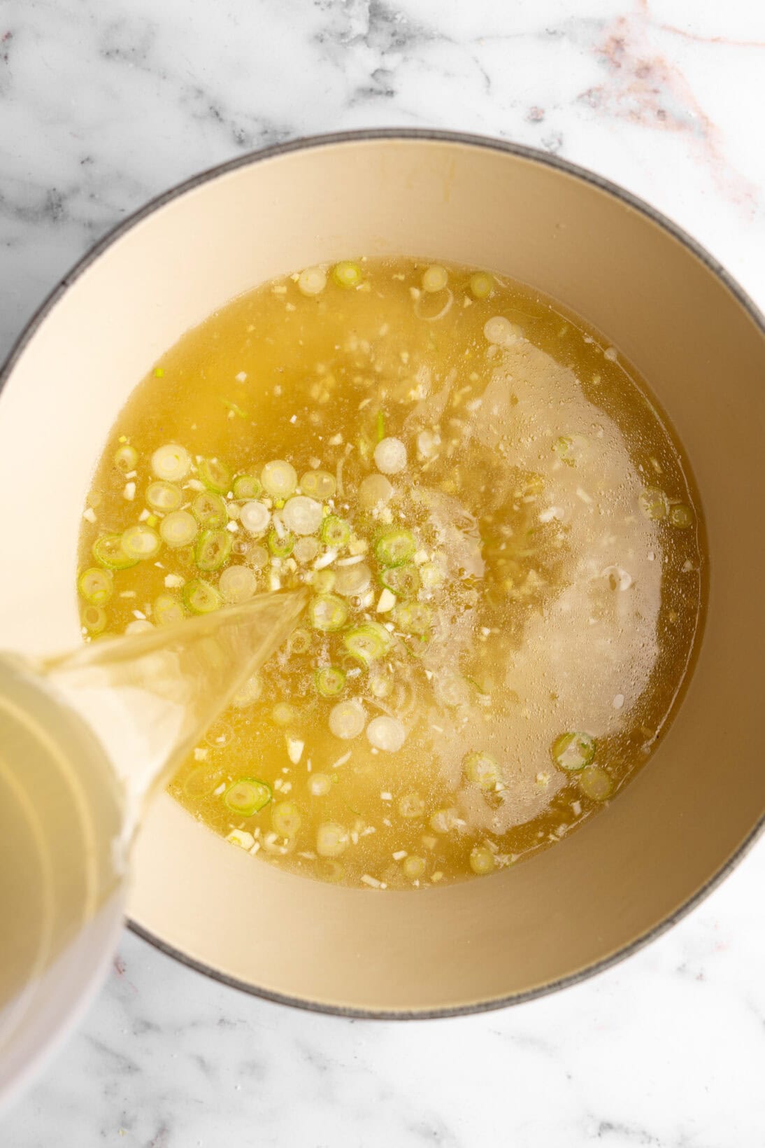 step by step: adding the chicken broth to the pot to simmer for 25-30 minutes.