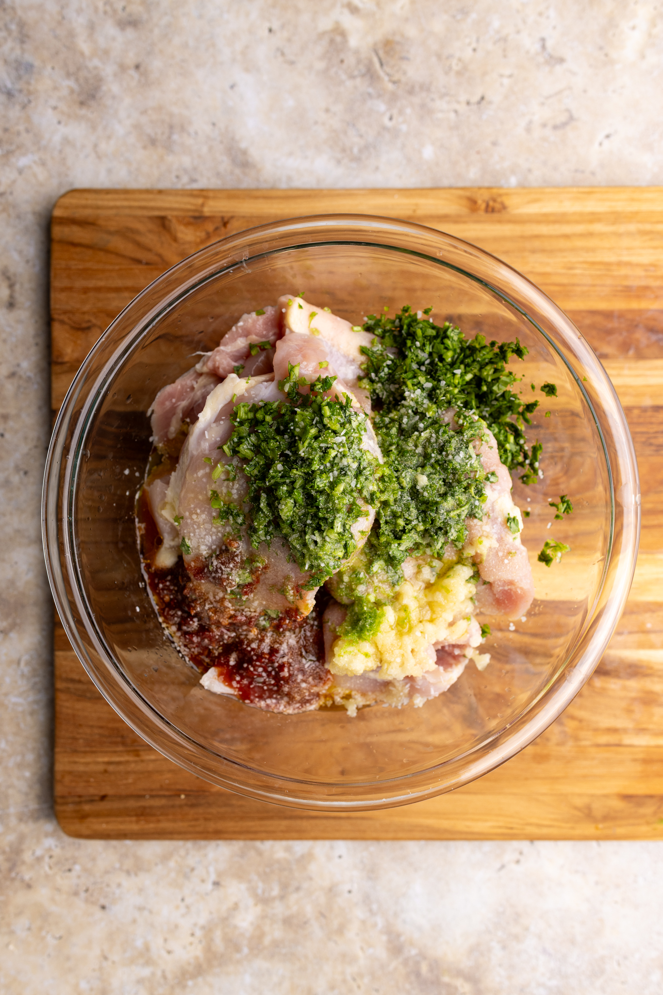 step by step: chicken thighs with the ingredients for the marinade.